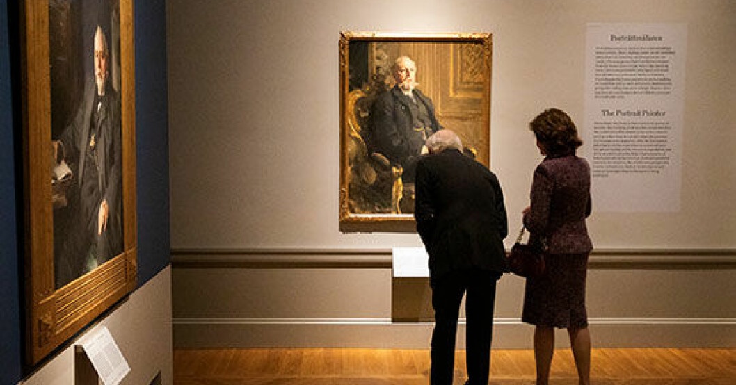 Kungaparet vid Zorns oljemålning av Oskar II, utlånad av kungen. Foto: Sara Friberg/Kungl. Hovstaterna Kung Carl Gustaf och drottning Silvia på konstutställning