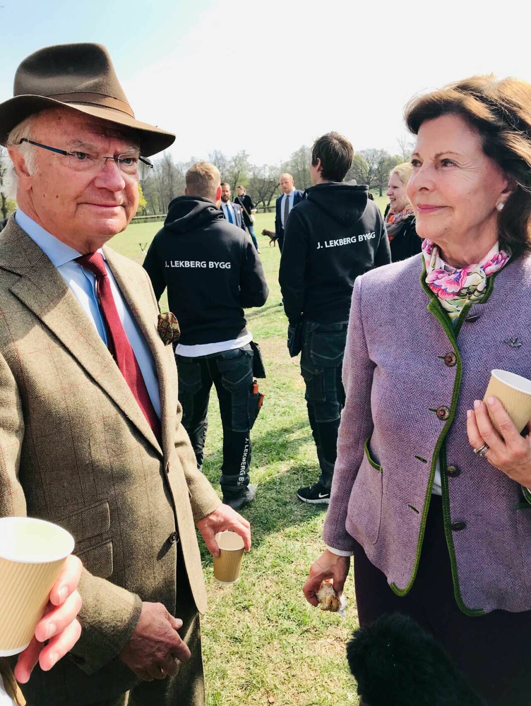 Drottning Silvia är finurlig, och hon hade verkligen tänkt till. Kungaparet i Drottningholms slottspark på kungens födelsedag.