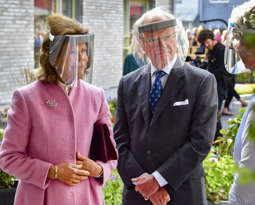 Kungen och drottningen i visir under besöket på Solhems särskilda boende.