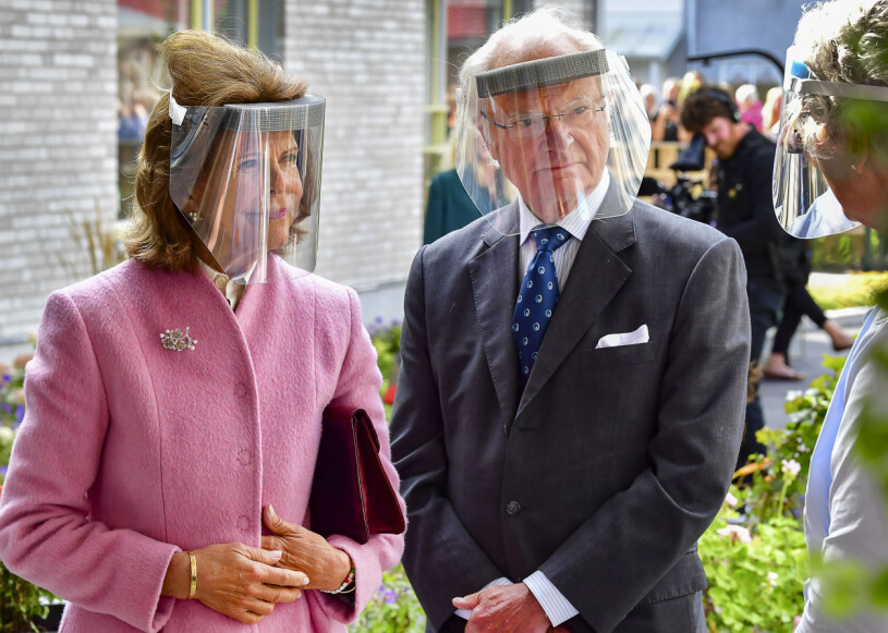 MNSTERS 20210820Kung Carl Gustaf och drottning Silvia hlsar p boende under besket p det srskilda boendet Solhem i Mnsters.Foto: Jonas Ekstrmer / TT kod 10030