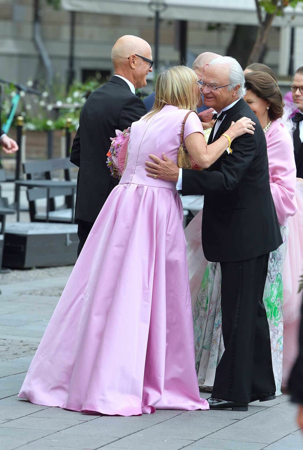 Omfamning eller kindpuss? Det beror på om sammankomsten är officiell eller mer privat. herman lindqvist kung carl gustaf