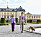 Kungen, drottningen och hunden Brandie framför Drottningholms slott