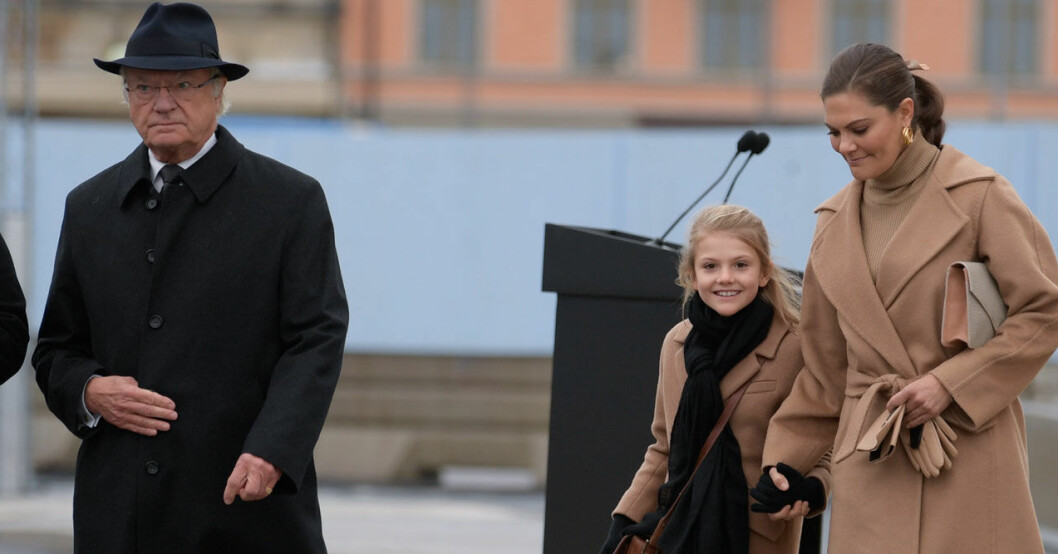 Kungen är så statsmannamässig i sin hatt. Kungen, Estelle och Victoria.