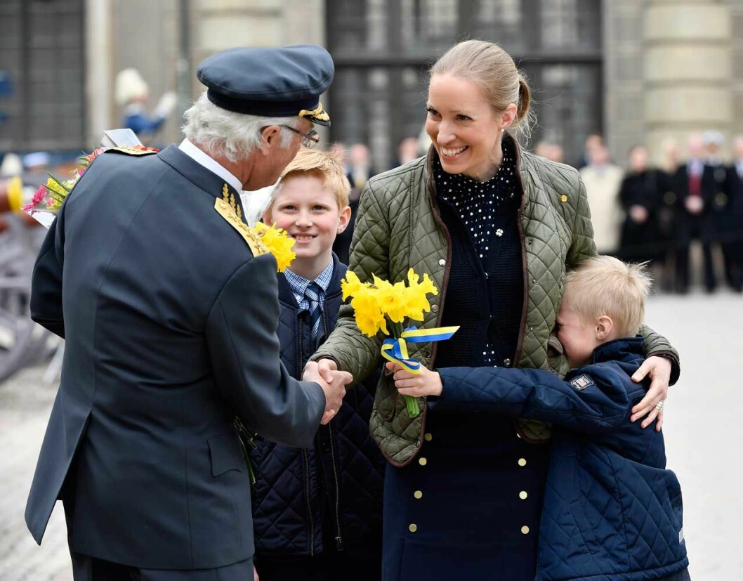 Det brukar vara många blyga barn (och stolta mammor!) som firar kungen. Ett av alla blyga barn som brukar fira kungen på födelsedagen.