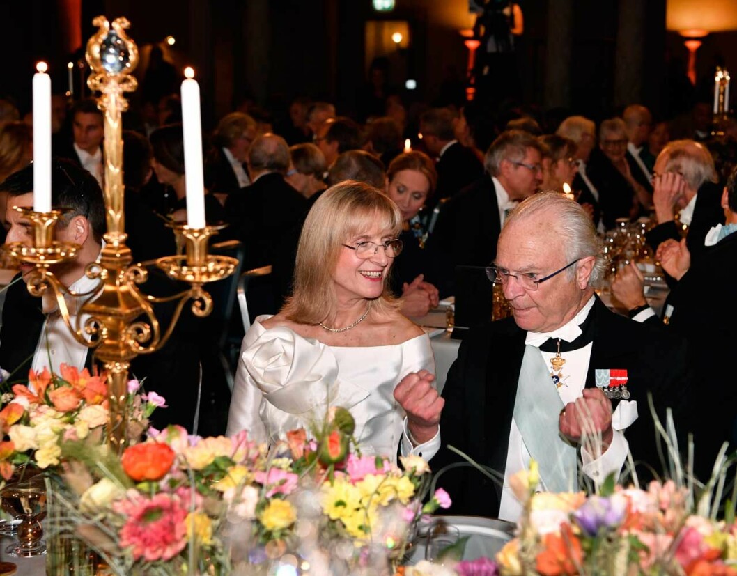 Håll med om att man blir nyfiken på vad kungen sa här? Kungen med sin bordsdam Evi Heldin Nobel 2019.