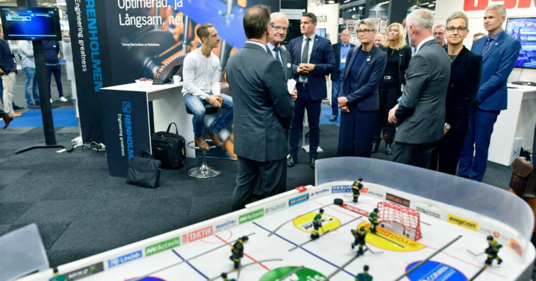 Kung Carl Gustaf sneglar mot hockeyspelet. 