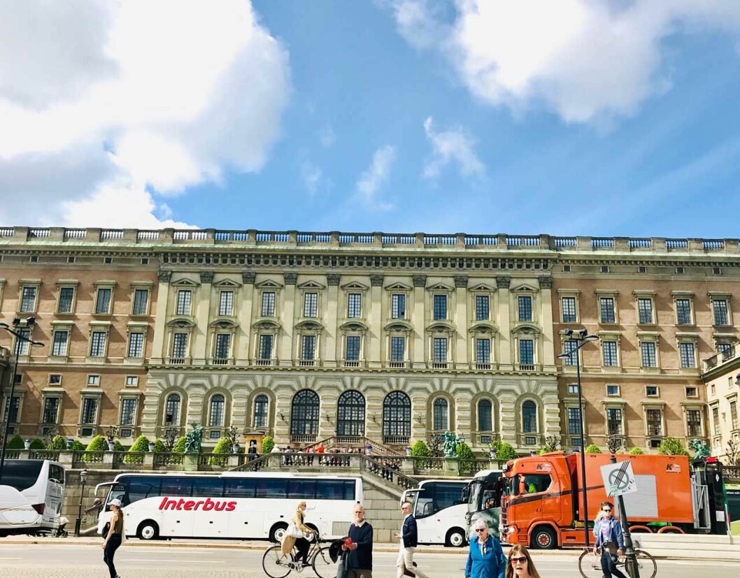 Kungens kontor har fönster som vetter åt Logården och Skeppsbron. Kungens kontor har fönster som vetter åt Logården och Skeppsbron.