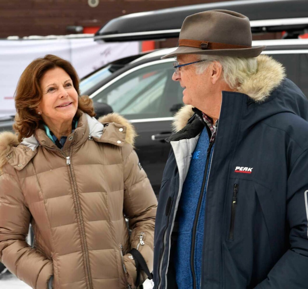I morgon bitti åker kungaparet till Bryssel som planerat. Kungen och drottning Silvia