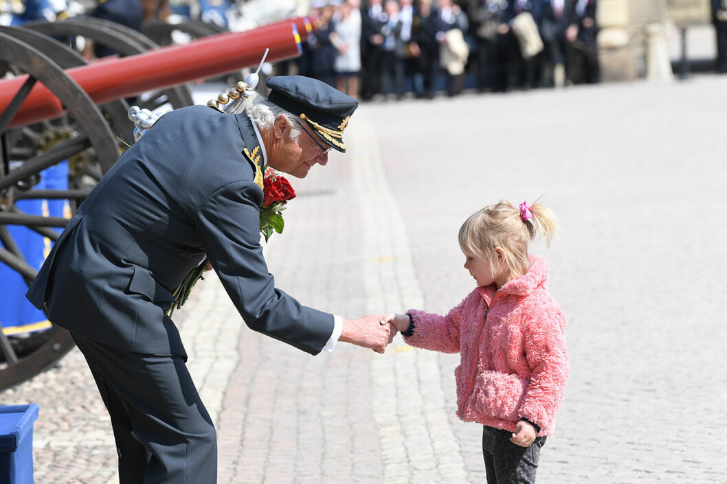 En blyg liten flicka i rosa… Kungens födelsedag