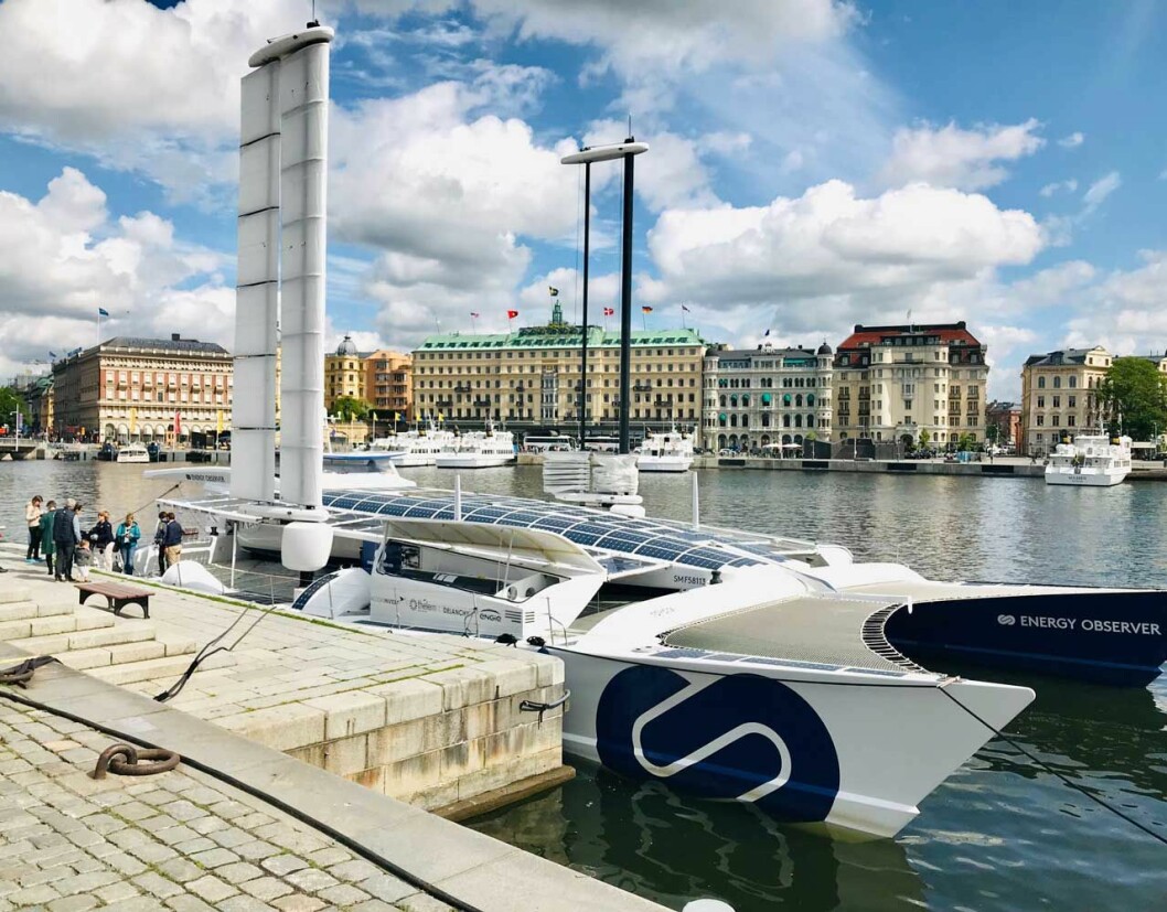 Kungen var nyfiken på vätgasdrivna båten Energy Observer som ligger vid Skeppsbron.