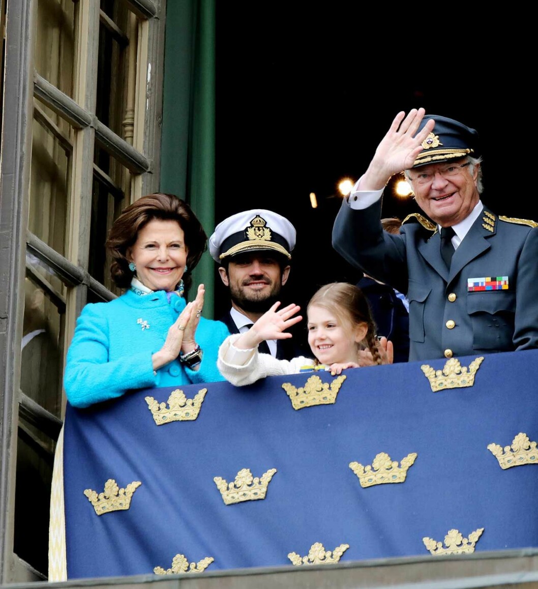 Två tredjedelar av kungafamiljen kommer. Drottningen, prins Carl Philip och prinsessan Estelle firar kungen på födelsedagen.