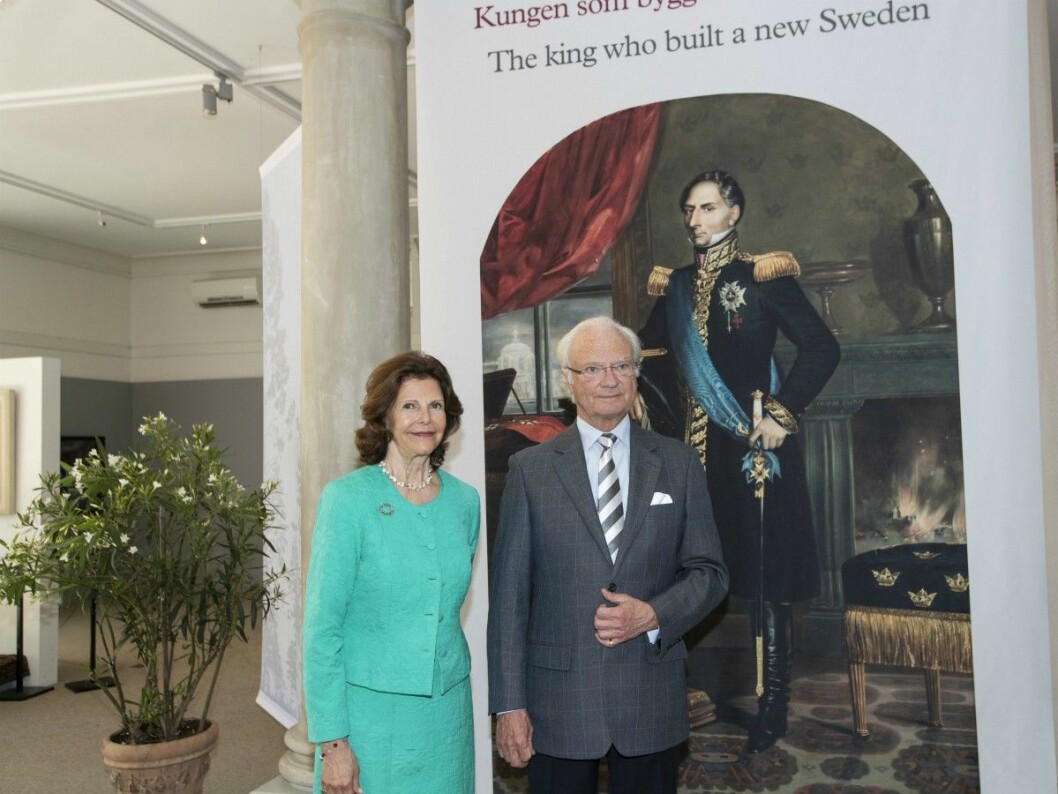 – Jag tycker det är roligt att göra utställningar. Annars brukar jag ju öppna utställningar, så jag har blivit lite av min egen utställningskommissarie! säger kungen. Kungaparet inviger Karl XIV Johan-utställningen på sommarslottet Solliden