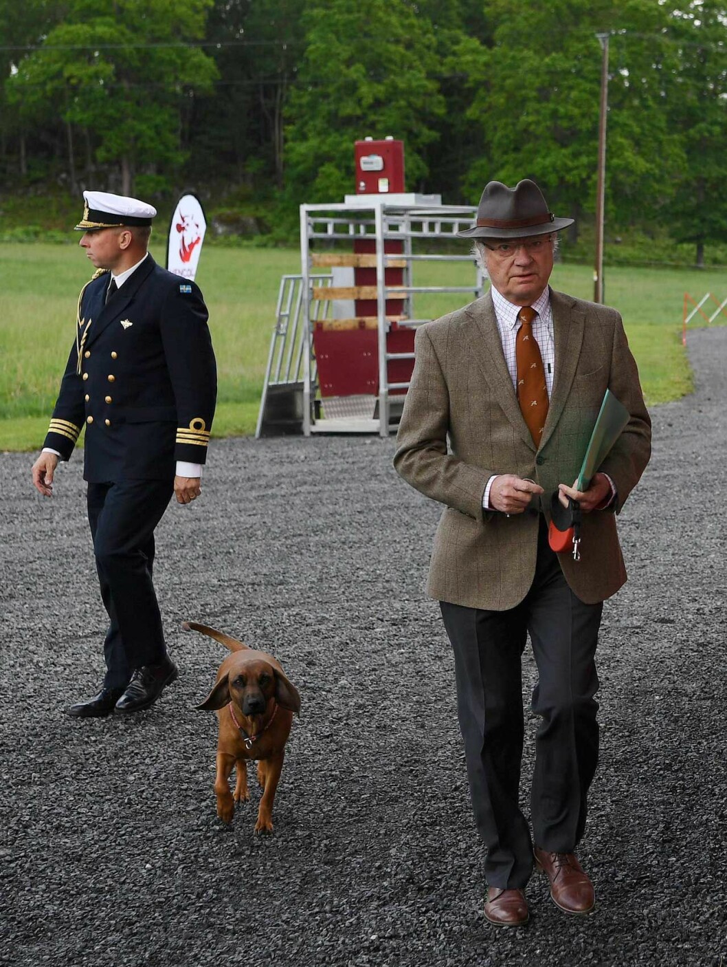 Kungen på språng med sin hund Brandie. Kungen på språng med sin hund Brandie.