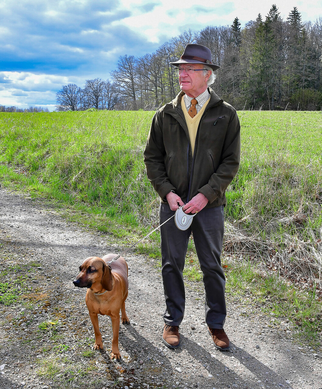 Kungen med sin bayerska viltspårhund Brandie. Kungen med sin bayerska viltspårhund Brandie.