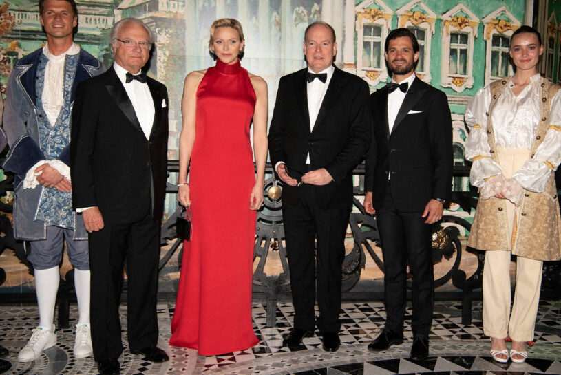 Kungen och prins Carl Philip med Albert och Charlene vid Monte Carlo-rallyts galakalas våren 2019. Kung Carl Gustaf, furstinnan Charlene, furst Albert och prins Carl Philip