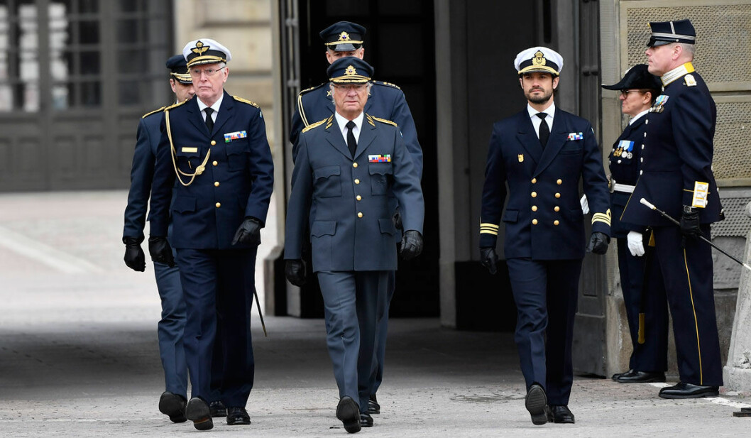 Kungen tågar in på Yttre borggården tillsammans med bland annat prins Carl Philip