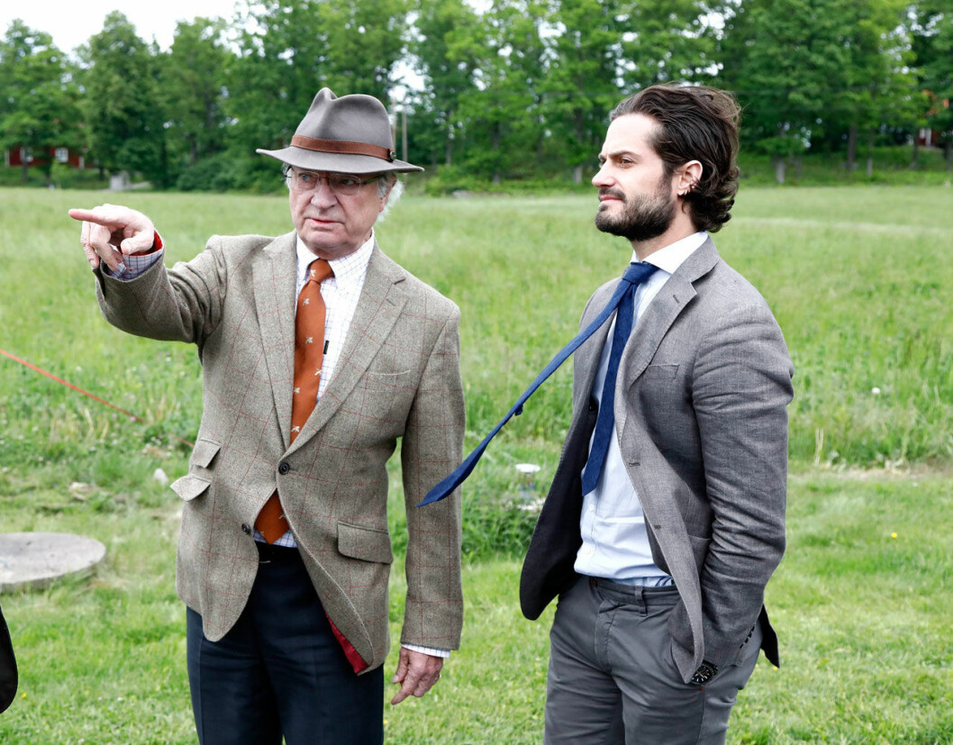 Med pappa kungen, storbonde på Stenhammar. Kungen och prins Carl Philip på Stenhammar