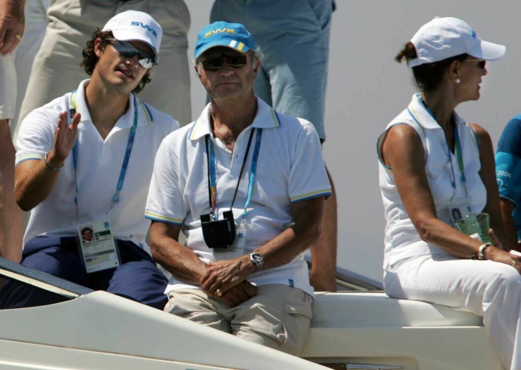 Carl Philip och kungen i Aten 2004.
