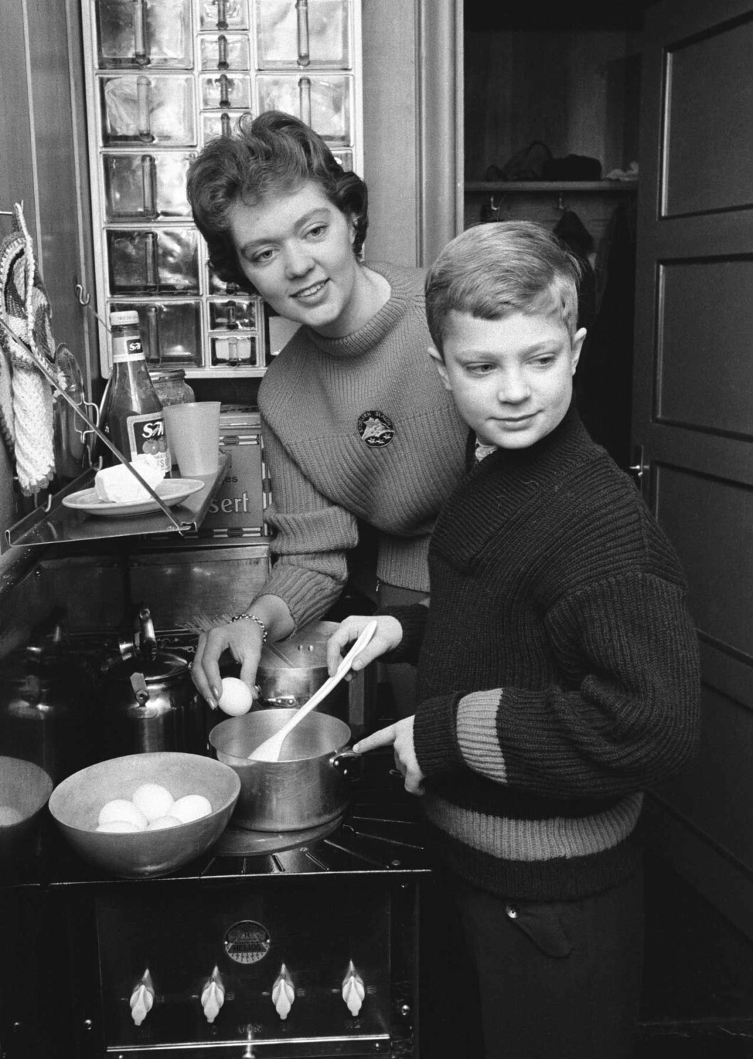 Så här såg det ut när kungen, 13, lagade äggröra i köket 1959, assisterad av storasyster Birgitta. 1959. Kungen och prinsessan Birgitta i köket i stugan i Storlien.