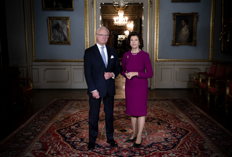 Kungaparet under Nobelhälsningen från Stockholms slott. Kungen Drottning Silvia Nobel 2020 Kungens hälsning till Nobelpristagarna