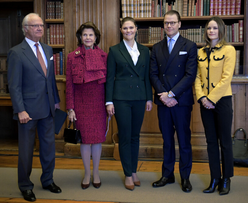 Hela det här gänget får vi en (digital) glimt av på Nobeldagen på torsdag! Kungen drottningen drottning Silvia kronprinsessan Victoria prins Daniel prins Carl Philip prinsessan Sofia Kungafamiljen