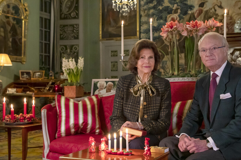 Kungen och drottning Silvia i sitt julrum, Stensalen på Drottningholm. Sjuttio-plus-läget gör att de måste isolera sig. Kungen Drottningen Drottning Silvia Kungaparet Drottningholm Julen 2020