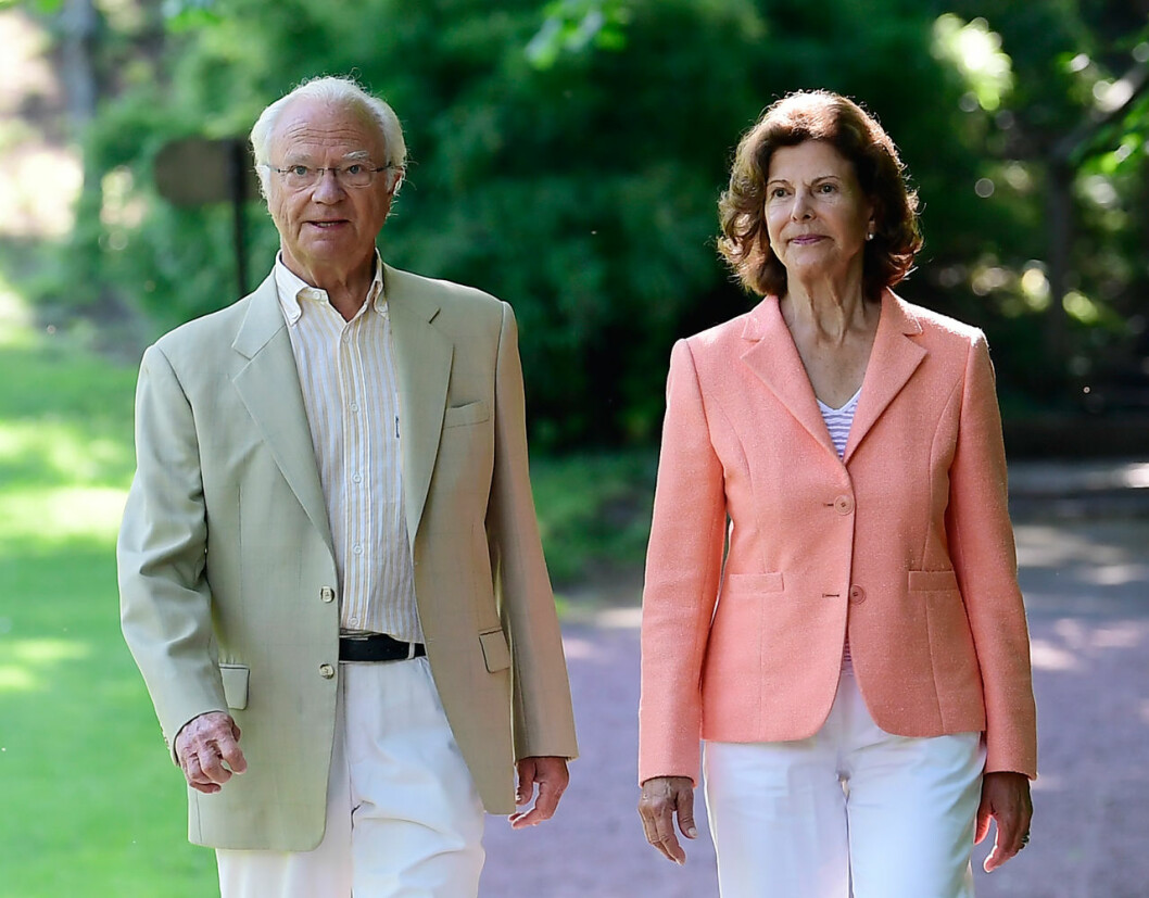 Kungen och Silvia ute i trädgården på Solliden! Kungen och drottningen vid Idéträdgårdstävlingen 2020 på Sollidens slott.