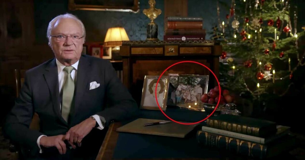 Här ser man familjebilden på kungens skrivbord. Här ser man familjebilden på kungens skrivbord.