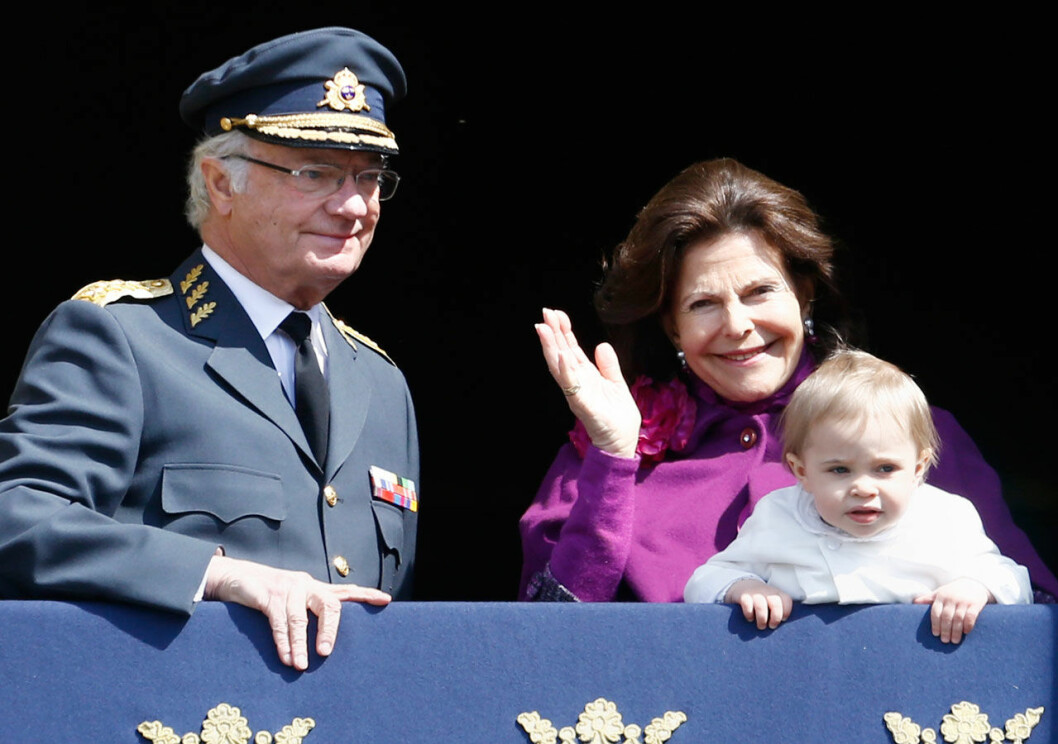 Och sen hamnade Leonore i mormor Silvias trygga famn uppe i Ordenssalarnas fönster. Slutet gott, allting gott. Kungens födelsedag