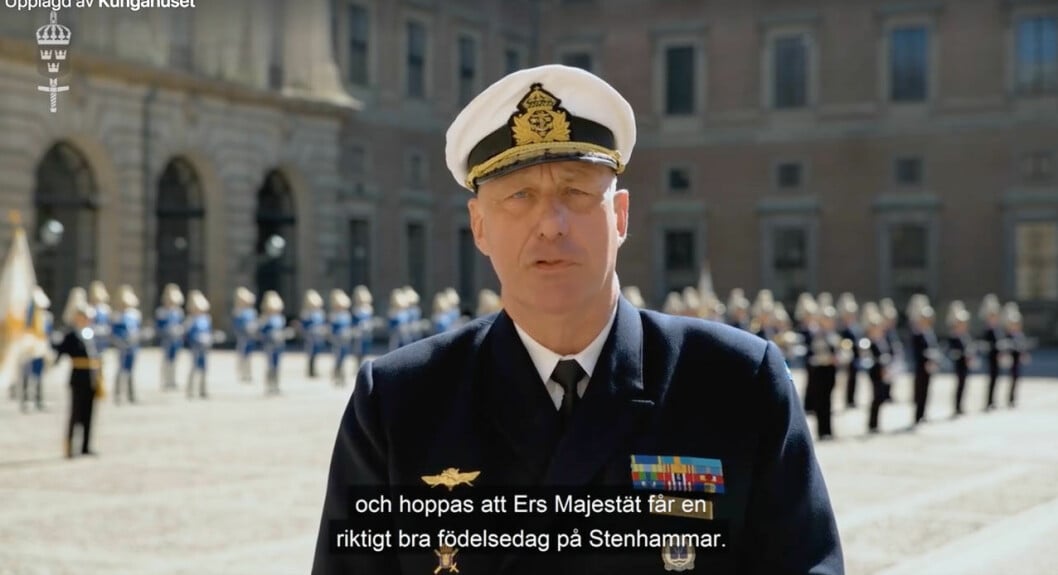 Försvarsmakten firade kungen i solskenet på Stockholms slott.<p></p><p></p><blockquote class="instagram-media" style="background: #FFF; border: 0; border-radius: 3px; box-shadow: 0 0 1px 0 rgba(0,0,0,0.5),0 1px 10px 0 rgba(0,0,0,0.15); margin: 1px; max-width: 540px; min-width: 326px; padding: 0; width: calc(100% - 2px);" data-instgrm-captioned data-instgrm-permalink="https://www.instagram.com/tv/B_mbDAQJT41/?utm_source=ig_embed&utm_campaign=loading" data-instgrm-version="12"><p></p><p></p><div style="padding: 16px;"><p></p><p></p><p> </p><p></p><p></p><div style="display: flex; flex-direction: row; align-items: center;"><p></p><p></p><div style="background-color: #f4f4f4; border-radius: 50%; flex-grow: 0; height: 40px; margin-right: 14px; width: 40px;"></div><p></p><p></p><div style="display: flex; flex-direction: column; flex-grow: 1; justify-content: center;"><p></p><p></p><div style="background-color: #f4f4f4; border-radius: 4px; flex-grow: 0; height: 14px; margin-bottom: 6px; width: 100px;"></div><p></p><p></p><div style="background-color: #f4f4f4; border-radius: 4px; flex-grow: 0; height: 14px; width: 60px;"></div><p></p><p></p></div><p></p><p></p></div><p></p><p></p><div style="padding: 19% 0;"></div><p></p><p></p><div style="display: block; height: 50px; margin: 0 auto 12px; width: 50px;"></div><p></p><p></p><div style="padding-top: 8px;"><p></p><p></p><div style="color: #3897f0; font-family: Arial,sans-serif; font-size: 14px; font-style: normal; font-weight: 550; line-height: 18px;">Visa det här inlägget på Instagram</div><p></p><p></p></div><p></p><p></p><div style="padding: 12.5% 0;"></div><p></p><p></p><div style="display: flex; flex-direction: row; margin-bottom: 14px; align-items: center;"><p></p><p></p><div><p></p><p></p><div style="background-color: #f4f4f4; border-radius: 50%; height: 12.5px; width: 12.5px; transform: translateX(0px) translateY(7px);"></div><p></p><p></p><div style="background-color: #f4f4f4; height: 12.5px; transform: rotate(-45deg) translateX(3px) translateY(1px); width: 12.5px; flex-grow: 0; margin-right: 14px; margin-left: 2px;"></div><p></p><p></p><div style="background-color: #f4f4f4; border-radius: 50%; height: 12.5px; width: 12.5px; transform: translateX(9px) translateY(-18px);"></div><p></p><p></p></div><p></p><p></p><div style="margin-left: 8px;"><p></p><p></p><div style="background-color: #f4f4f4; border-radius: 50%; flex-grow: 0; height: 20px; width: 20px;"></div><p></p><p></p><div style="width: 0; height: 0; border-top: 2px solid transparent; border-left: 6px solid #f4f4f4; border-bottom: 2px solid transparent; transform: translateX(16px) translateY(-4px) rotate(30deg);"></div><p></p><p></p></div><p></p><p></p><div style="margin-left: auto;"><p></p><p></p><div style="width: 0px; border-top: 8px solid #F4F4F4; border-right: 8px solid transparent; transform: translateY(16px);"></div><p></p><p></p><div style="background-color: #f4f4f4; flex-grow: 0; height: 12px; width: 16px; transform: translateY(-4px);"></div><p></p><p></p><div style="width: 0; height: 0; border-top: 8px solid #F4F4F4; border-left: 8px solid transparent; transform: translateY(-4px) translateX(8px);"></div><p></p><p></p></div><p></p><p></p></div><p></p><p></p><p> </p><p></p><p></p><p style="margin: 8px 0 0 0; padding: 0 4px;"><a style="color: #000; font-family: Arial,sans-serif; font-size: 14px; font-style: normal; font-weight: normal; line-height: 17px; text-decoration: none; word-wrap: break-word;" href="https://www.instagram.com/tv/B_mbDAQJT41/?utm_source=ig_embed&utm_campaign=loading" target="_blank" rel="noopener">Med hurrande hedersvakt ur @Livbataljonen vid @Livgardet och klingande spel ur @Armens_Musikkar skickade @Forsvarsmakten i dag en digital födelsedagshälsning till Kungen. Det traditionsenliga firandet av Kungen på Kungliga slottets yttre borggård är i dag inställt med anledning av covid-19-pandemin. Film: @swedishcombatcamera /Försvarsmakten</a></p><p></p><p></p><p style="color: #c9c8cd; font-family: Arial,sans-serif; font-size: 14px; line-height: 17px; margin-bottom: 0; margin-top: 8px; overflow: hidden; padding: 8px 0 7px; text-align: center; text-overflow: ellipsis; white-space: nowrap;">Ett inlägg delat av <a style="color: #c9c8cd; font-family: Arial,sans-serif; font-size: 14px; font-style: normal; font-weight: normal; line-height: 17px;" href="https://www.instagram.com/kungahuset/?utm_source=ig_embed&utm_campaign=loading" target="_blank" rel="noopener"> Kungahuset</a> (@kungahuset) <time style="font-family: Arial,sans-serif; font-size: 14px; line-height: 17px;" datetime="2020-04-30T09:41:33+00:00">30 Apr 2020 kl. 2:41 PDT</time></p><p></p><p></p></div><p></p><p></p></blockquote><p></p><p></p><p><script async src="//www.instagram.com/embed.js"></script></p><p></p><p></p><h2>Carl Philips hälsning till sin pappa</h2><p></p><p></p><p>Även Carl Philip och Sofia valde att gratta sin pappa/svärfar offentligt. De publicerade nämligen en härlig retro-bild på prinsen och kungen. Någonting som Victoria och Daniel förstås också hade gjort, om de hade ett eget Instagram-konto.</p><p></p><p></p><blockquote class="instagram-media" style="background: #FFF; border: 0; border-radius: 3px; box-shadow: 0 0 1px 0 rgba(0,0,0,0.5),0 1px 10px 0 rgba(0,0,0,0.15); margin: 1px; max-width: 540px; min-width: 326px; padding: 0; width: calc(100% - 2px);" data-instgrm-captioned data-instgrm-permalink="https://www.instagram.com/p/B_mF12QnvmK/?utm_source=ig_embed&utm_campaign=loading" data-instgrm-version="12"><p></p><p></p><div style="padding: 16px;"><p></p><p></p><p> </p><p></p><p></p><div style="display: flex; flex-direction: row; align-items: center;"><p></p><p></p><div style="background-color: #f4f4f4; border-radius: 50%; flex-grow: 0; height: 40px; margin-right: 14px; width: 40px;"></div><p></p><p></p><div style="display: flex; flex-direction: column; flex-grow: 1; justify-content: center;"><p></p><p></p><div style="background-color: #f4f4f4; border-radius: 4px; flex-grow: 0; height: 14px; margin-bottom: 6px; width: 100px;"></div><p></p><p></p><div style="background-color: #f4f4f4; border-radius: 4px; flex-grow: 0; height: 14px; width: 60px;"></div><p></p><p></p></div><p></p><p></p></div><p></p><p></p><div style="padding: 19% 0;"></div><p></p><p></p><div style="display: block; height: 50px; margin: 0 auto 12px; width: 50px;"></div><p></p><p></p><div style="padding-top: 8px;"><p></p><p></p><div style="color: #3897f0; font-family: Arial,sans-serif; font-size: 14px; font-style: normal; font-weight: 550; line-height: 18px;">Visa det här inlägget på Instagram</div><p></p><p></p></div><p></p><p></p><div style="padding: 12.5% 0;"></div><p></p><p></p><div style="display: flex; flex-direction: row; margin-bottom: 14px; align-items: center;"><p></p><p></p><div><p></p><p></p><div style="background-color: #f4f4f4; border-radius: 50%; height: 12.5px; width: 12.5px; transform: translateX(0px) translateY(7px);"></div><p></p><p></p><div style="background-color: #f4f4f4; height: 12.5px; transform: rotate(-45deg) translateX(3px) translateY(1px); width: 12.5px; flex-grow: 0; margin-right: 14px; margin-left: 2px;"></div><p></p><p></p><div style="background-color: #f4f4f4; border-radius: 50%; height: 12.5px; width: 12.5px; transform: translateX(9px) translateY(-18px);"></div><p></p><p></p></div><p></p><p></p><div style="margin-left: 8px;"><p></p><p></p><div style="background-color: #f4f4f4; border-radius: 50%; flex-grow: 0; height: 20px; width: 20px;"></div><p></p><p></p><div style="width: 0; height: 0; border-top: 2px solid transparent; border-left: 6px solid #f4f4f4; border-bottom: 2px solid transparent; transform: translateX(16px) translateY(-4px) rotate(30deg);"></div><p></p><p></p></div><p></p><p></p><div style="margin-left: auto;"><p></p><p></p><div style="width: 0px; border-top: 8px solid #F4F4F4; border-right: 8px solid transparent; transform: translateY(16px);"></div><p></p><p></p><div style="background-color: #f4f4f4; flex-grow: 0; height: 12px; width: 16px; transform: translateY(-4px);"></div><p></p><p></p><div style="width: 0; height: 0; border-top: 8px solid #F4F4F4; border-left: 8px solid transparent; transform: translateY(-4px) translateX(8px);"></div><p></p><p></p></div><p></p><p></p></div><p></p><p></p><p> </p><p></p><p></p><p style="margin: 8px 0 0 0; padding: 0 4px;"><a style="color: #000; font-family: Arial,sans-serif; font-size: 14px; font-style: normal; font-weight: normal; line-height: 17px; text-decoration: none; word-wrap: break-word;" href="https://www.instagram.com/p/B_mF12QnvmK/?utm_source=ig_embed&utm_campaign=loading" target="_blank" rel="noopener">Grattis pappa på 74-årsdagen! 🎂</a></p><p></p><p></p><p style="color: #c9c8cd; font-family: Arial,sans-serif; font-size: 14px; line-height: 17px; margin-bottom: 0; margin-top: 8px; overflow: hidden; padding: 8px 0 7px; text-align: center; text-overflow: ellipsis; white-space: nowrap;">Ett inlägg delat av <a style="color: #c9c8cd; font-family: Arial,sans-serif; font-size: 14px; font-style: normal; font-weight: normal; line-height: 17px;" href="https://www.instagram.com/prinsparet/?utm_source=ig_embed&utm_campaign=loading" target="_blank" rel="noopener"> Prinsparet</a> (@prinsparet) <time style="font-family: Arial,sans-serif; font-size: 14px; line-height: 17px;" datetime="2020-04-30T06:36:15+00:00">29 Apr 2020 kl. 11:36 PDT</time></p><p></p><p></p></div><p></p><p></p></blockquote><p></p><p></p><p><script async src="//www.instagram.com/embed.js"></script></p><p></p><p></p><p>Från prinsessan Madeleines håll, i Florida, har det dock varit tyst. Hon har förstås grattat sit pappa privat, men någon publik hyllning blev det inte. Ända sedan flytten till USA har Madeleine haft en ganska låg profil och det var längesedan hon delade med sig av någon bild, utan koppling till arbetet med Childhood.</p><p></p><p></p><p>Det måste förstås vara en sorg för henne att inte kunna vara på plats i Sverige och fira sin pappa. Men som tur har de mycket kontakt över FaceTime och Skype!</p><p></p><p></p><p>Foto: TT</p><p></p><p></p> Överkommendant Jan Thörnqvist gratulerar kungen på 74-årsdagen 2020.