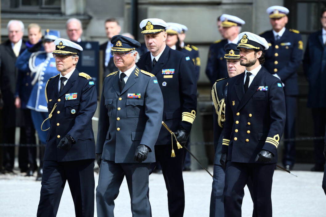 Prins Carl Philip vid kungens sida. Prins Carl Philip vid kungens sida på födelsedagen.