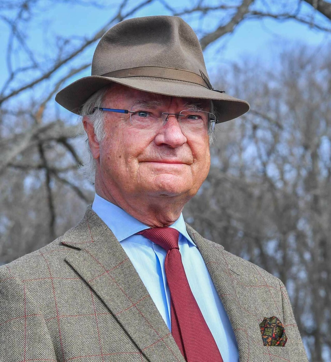 Födelsedagslooken. Kungen klädd i tweedkostym och hatt på sin 73-årsdag.
