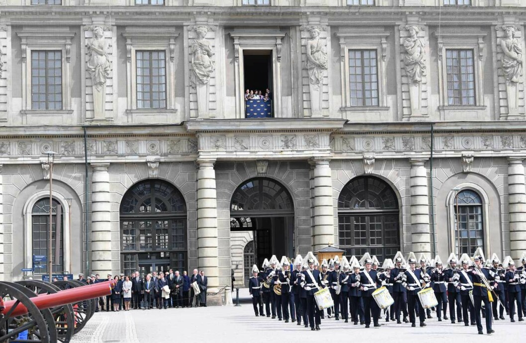 Någon form av ceremoni ska det bli på borggården, men mycket nertonad jämfört med det här. Kungens födelsedag