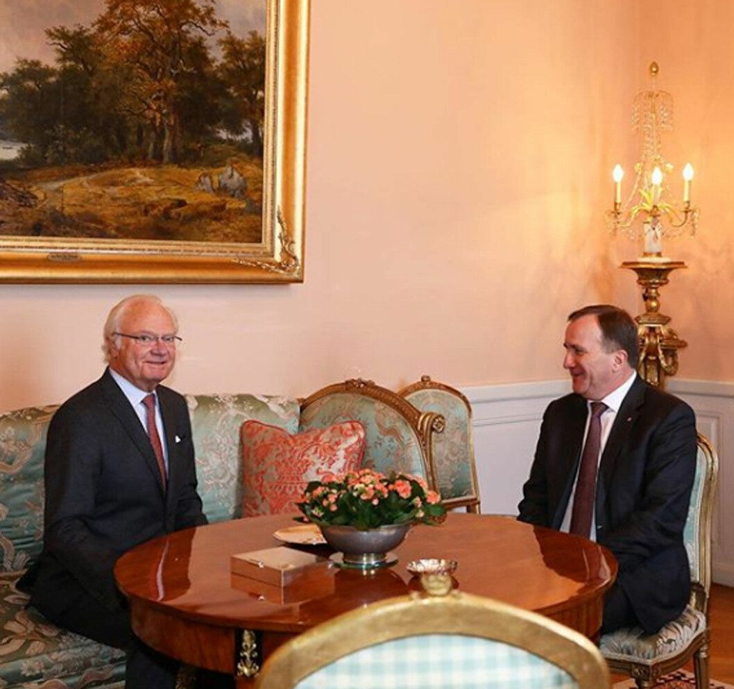 Svenska folket gör tummen upp när kungen är glad – hovets inlägg har i skrivande stund fått mer än 8 000 likes på Instagram. Kungen och statsminister Stefan Löfven träffas på slottet.