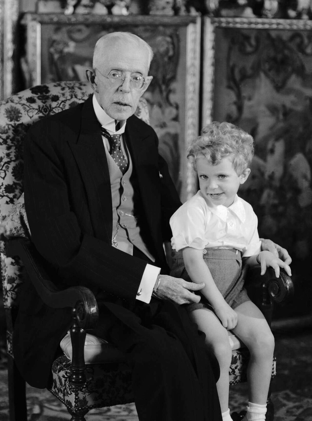 Kungen, dåvarande prins, tillsammans med sina systrar. Dåvarande prins Carl Gustaf tillsammans med sin farfarsfar Gustaf V.