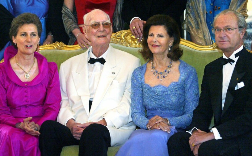 Kungen har alltid haft en god relation till onkel Lennart – det var på Mainau han befann sig för att fira Lennarts 70-årsdag när Carl Philip föddes två veckor för tidigt. Här ser vi Lennart på 95-årsdagen med andra hustrun Bettina och det svenska kungaparet.