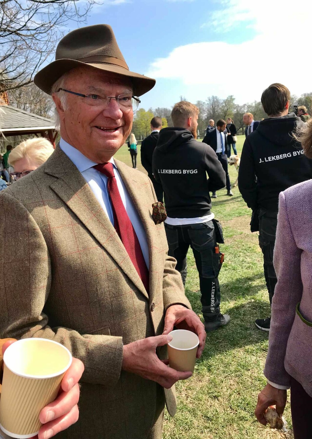 Dagens glada födelsedagsbarn! Kungen i hatt på 73-årsdagen på Drottningholms slott.