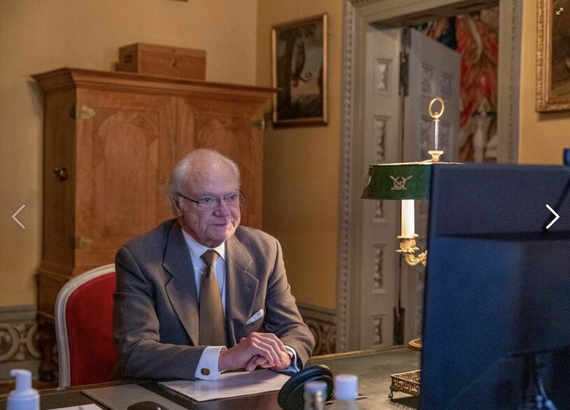 Kungens arbetsrum på Drottningholm. Ser du den vackra dörren? Här finns också ett skåp, ett skrin och en målning av en fågel. Kungen i sitt arbetsrum på Drottningholm.
