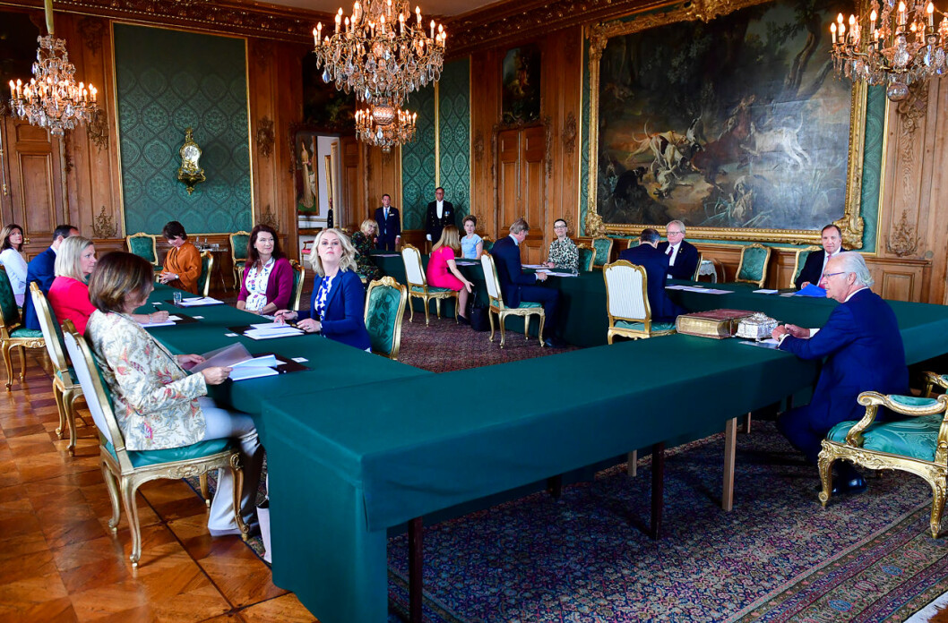 Social distans i Lovisa Ulrikas matsal på Stockholms slott. Kungen har konselj på Stockholms slott