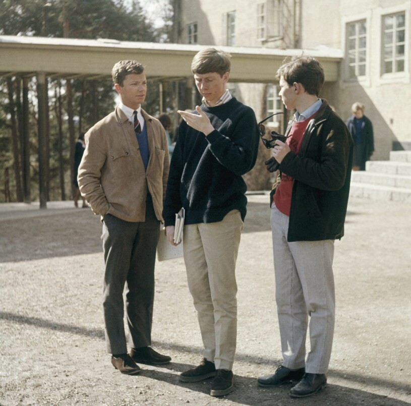 Längst till vänster: Kronprins Carl Gustaf på skolgården, cirka 1963. Han började som trettonåring 1959 och tog studenten 1966. Kungen Kronprins Carl Gustaf Sigtuna Humanistiska Läroverk