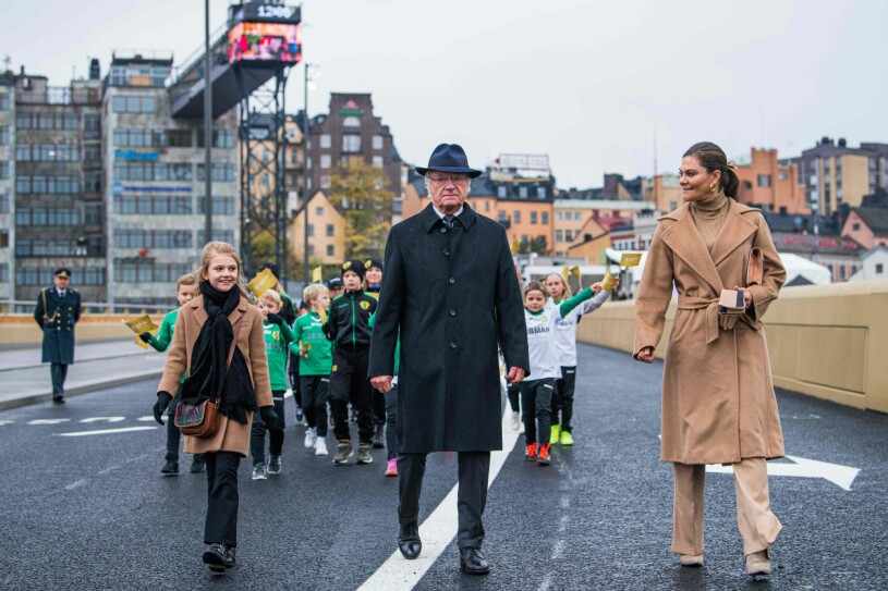 En stolt Estelle med morfar kungen, mamma Victoria – och med sin fina handväska. Kungen Kronprinsessan Victoria Prinsessan Estelle Guldbron Slussen Stockholm