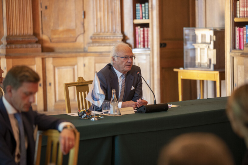 Det är kungen som står bakom denna storsatsning – även om han som 70-plussare i riskgrupp tvingas delegera det mesta till sina barn. Kungen Kung Carl Gustaf