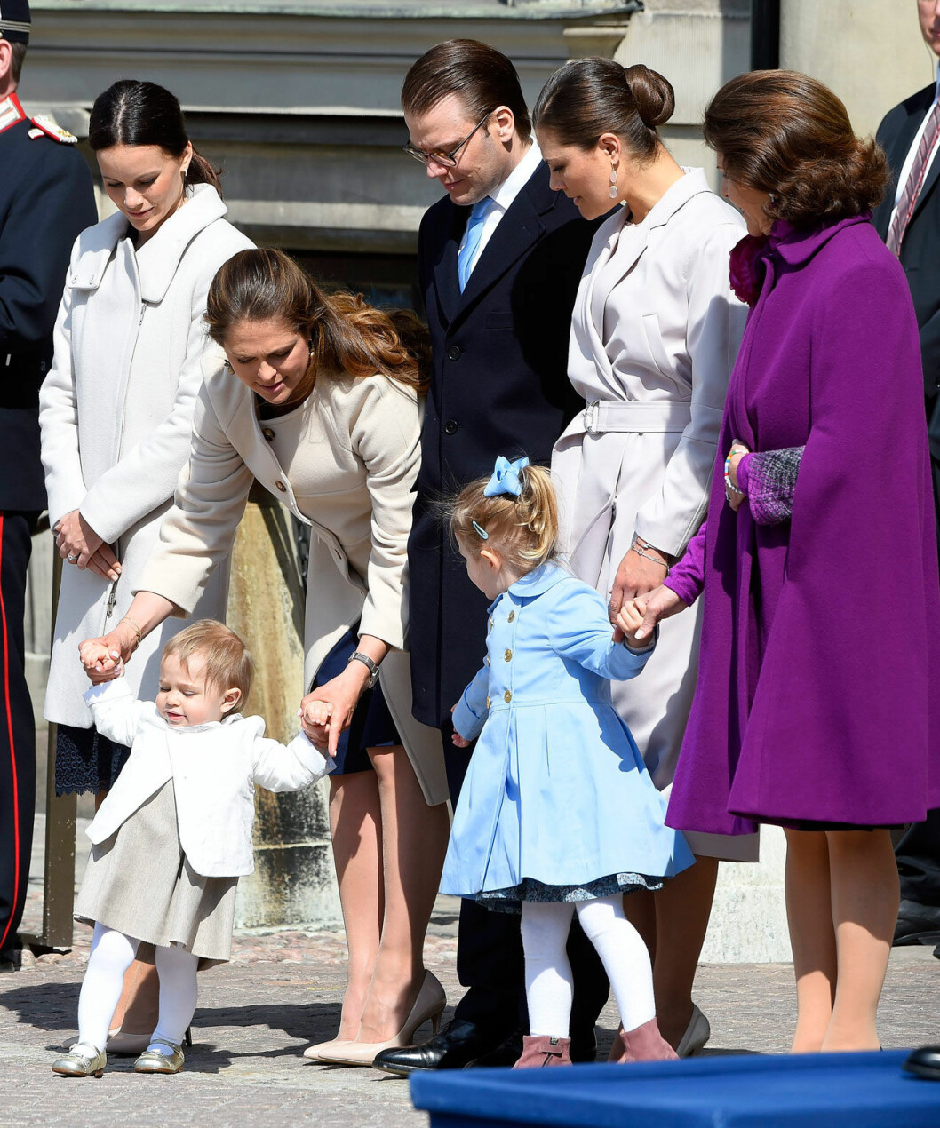 Höggravida prinsessan Madeleine hade fullt sjå att hålla koll på sin sprattliga dotter. Kungens födelsedag