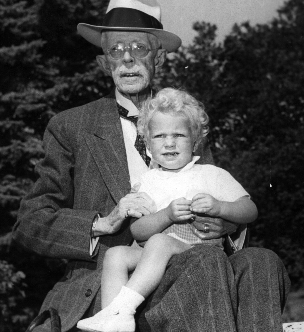 Kungen med sin gamlefarfar kung Gustaf V.