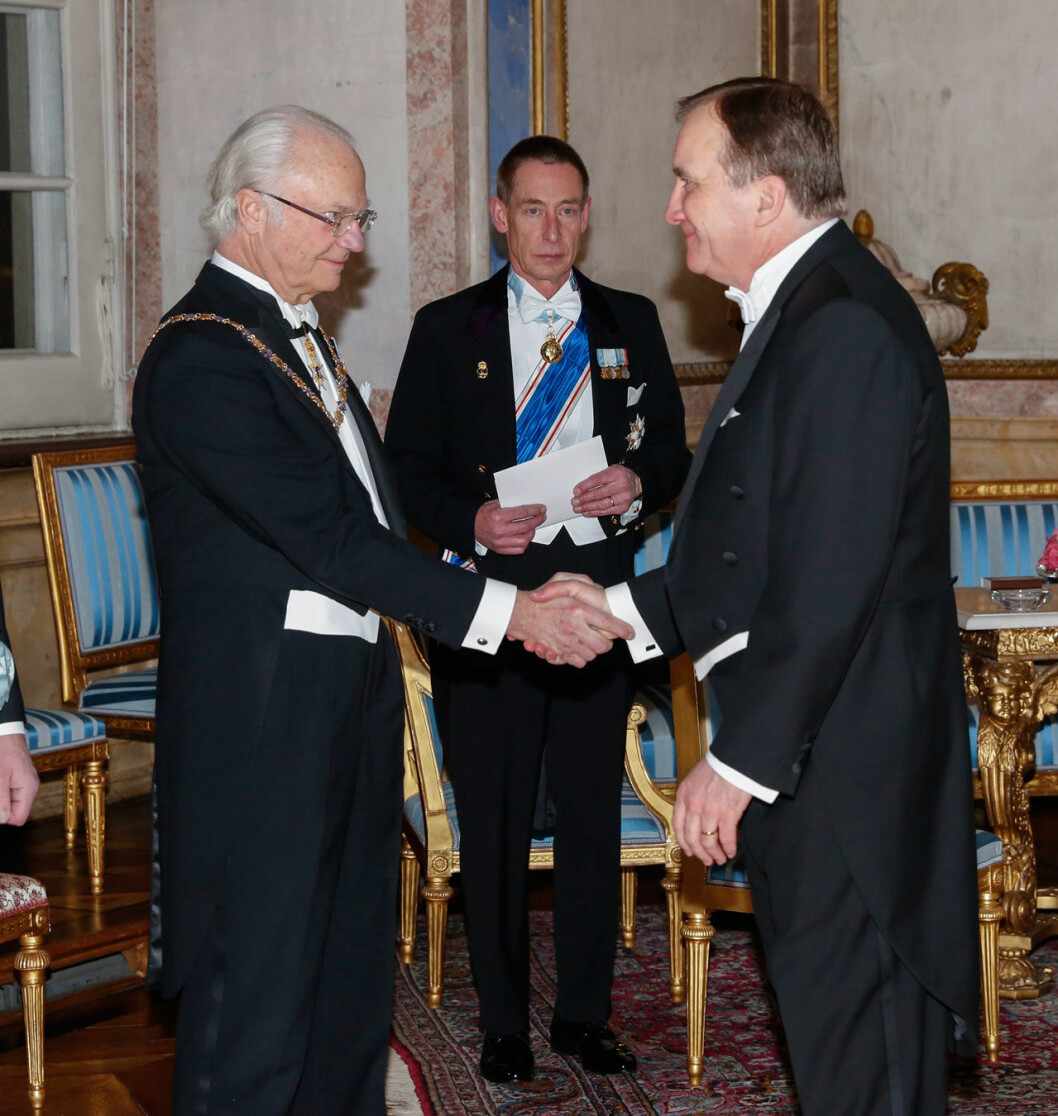 Kungen och statsministern vid en av alla middagar på slottet. Kungen hälsar på statsminister Stefan Löfven.