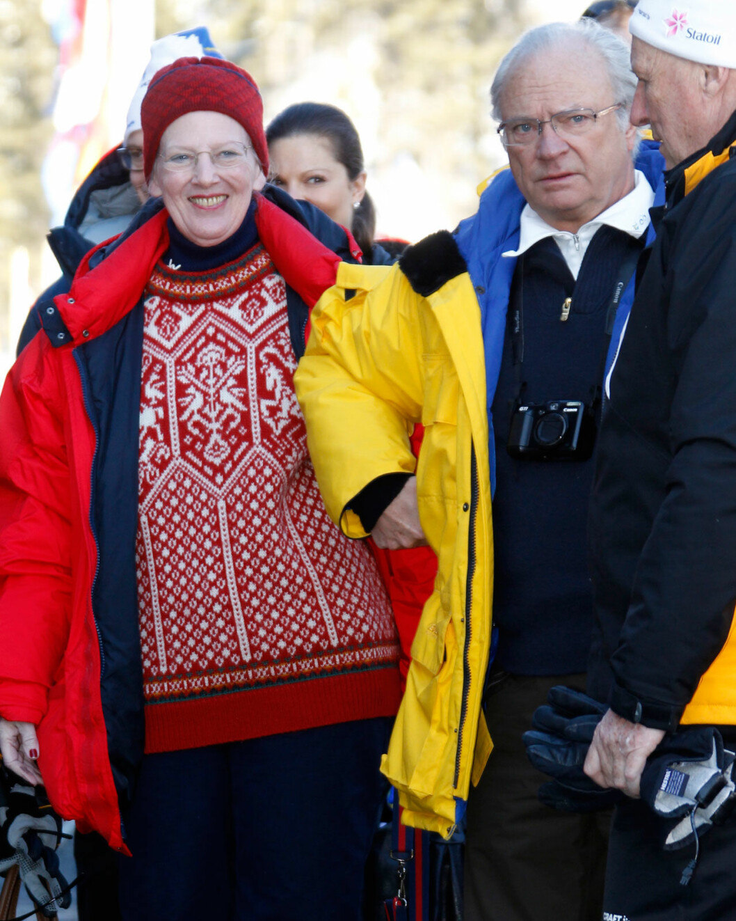 Kungen och Margrethe, ett avspänt möte på skidtävlingar i Norge. Kungen och drottning Margrethe