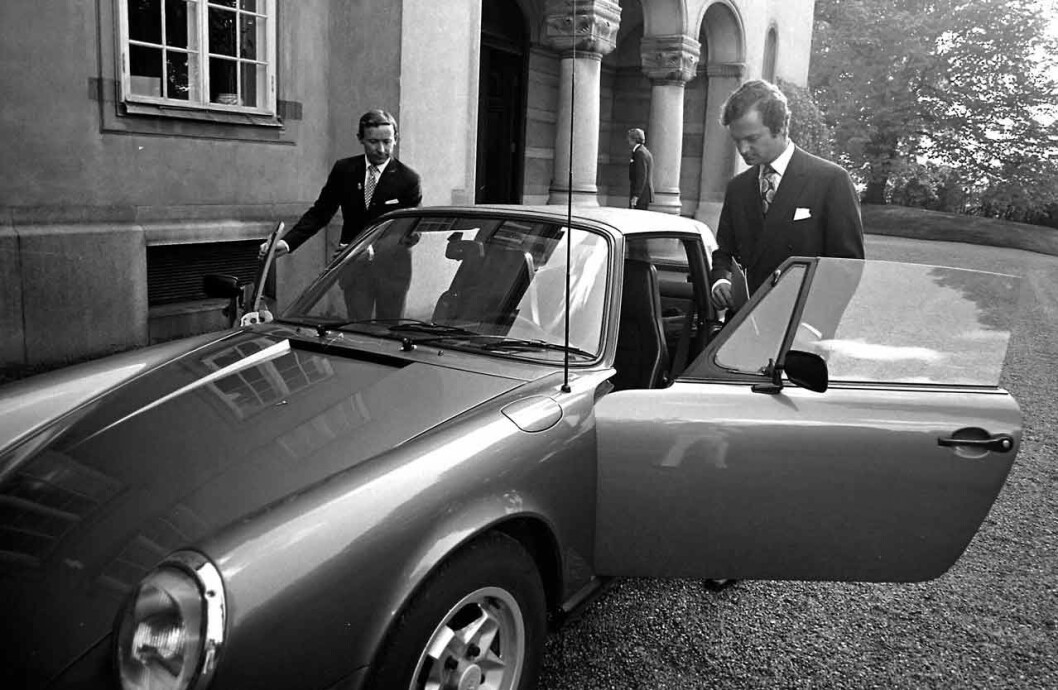Carl Gustaf i sin Porsche 2 juni 1975. Carl Gustaf i sin Porsche 2 juni 1975.