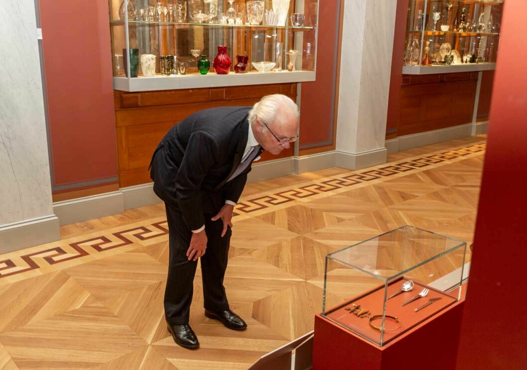 Kungen på Nationalmuseum. Det märks att han har ett specialintresse för silver. Kungen på Nationalmuseum, det märks att han har ett specialintresse för silver.