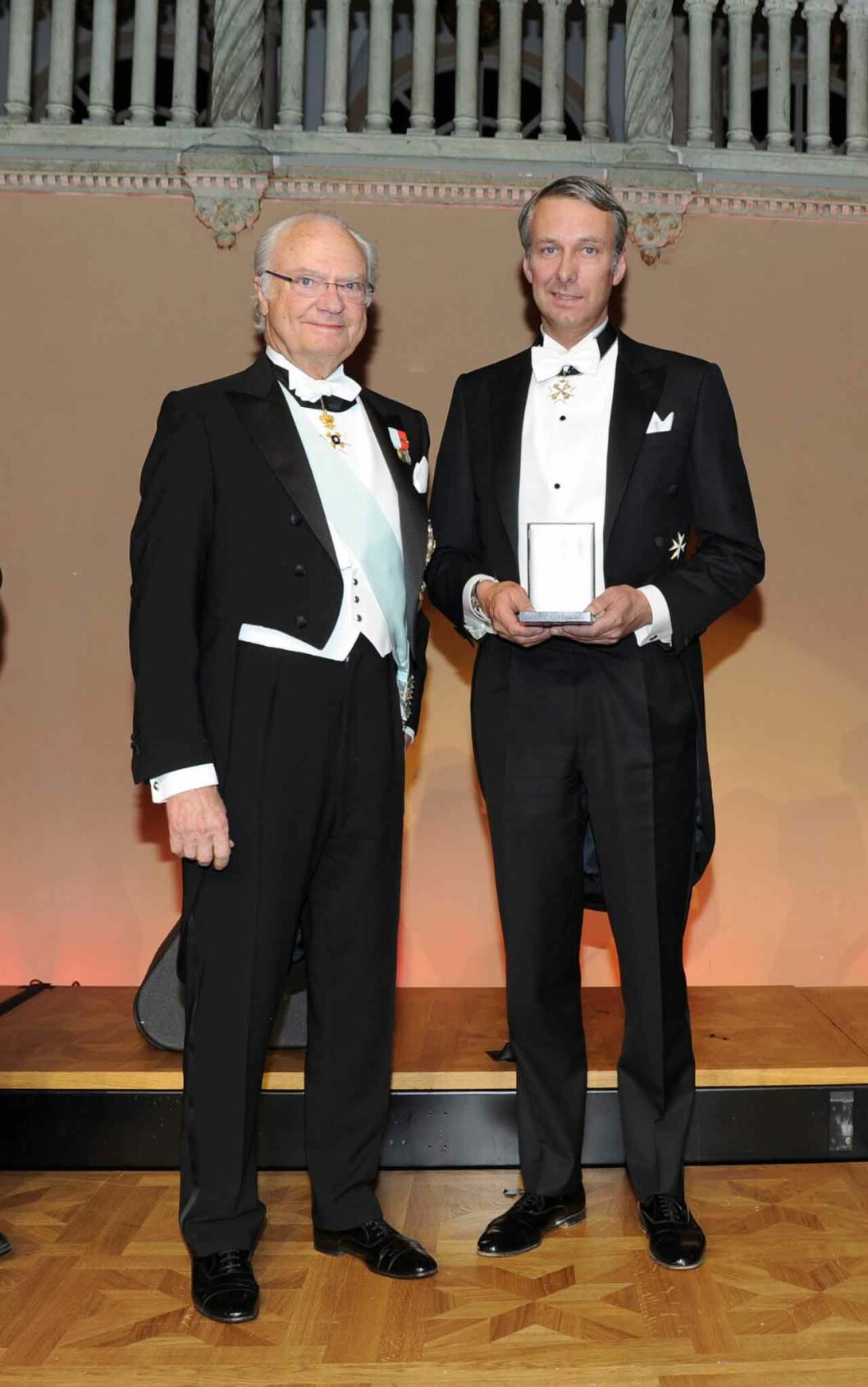 Kungen och David von Schinkel, som fick KAK Förtjänstmedalj i guld får mångårigt ideelt arbete som ordförande i KAK Östra avdelning. Kungen och David von Schinkel, som fick KAK Förtjänstmedalj i guld får mångårigt ideelt arbete som ordförande i KAK Östra avdelning.