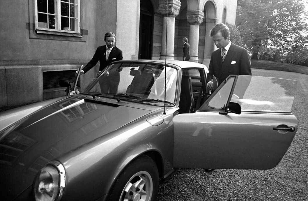 1975: Kungen och hans kärleks-Porsche, en bil som är för evigt förknippad med drottning Silvia. Kungen och hans Porsche 1975.